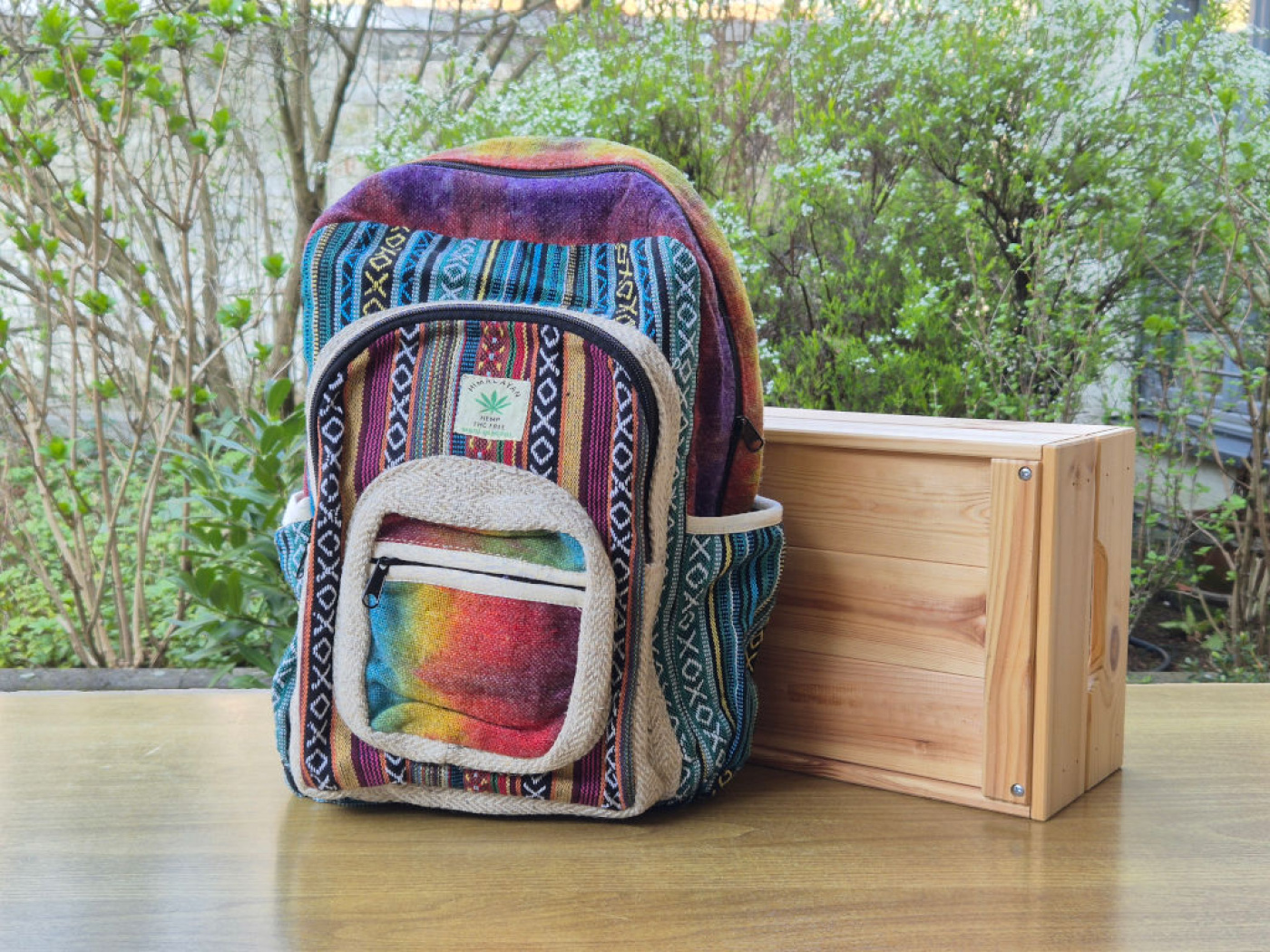 Handgefertigter Hanf-Rucksack im bunten Nepal-Style